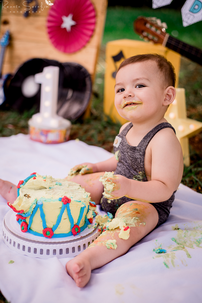 cake smash musical, festa de musica, Renata Serafim, rock and roll, smash the cake, tema de festas, tema musical, festa de rock and roll, fotografa em jau, fotografo infantil, fotografo em bariri, fotografo bauru, dois corregos, musica, smash, leite frald