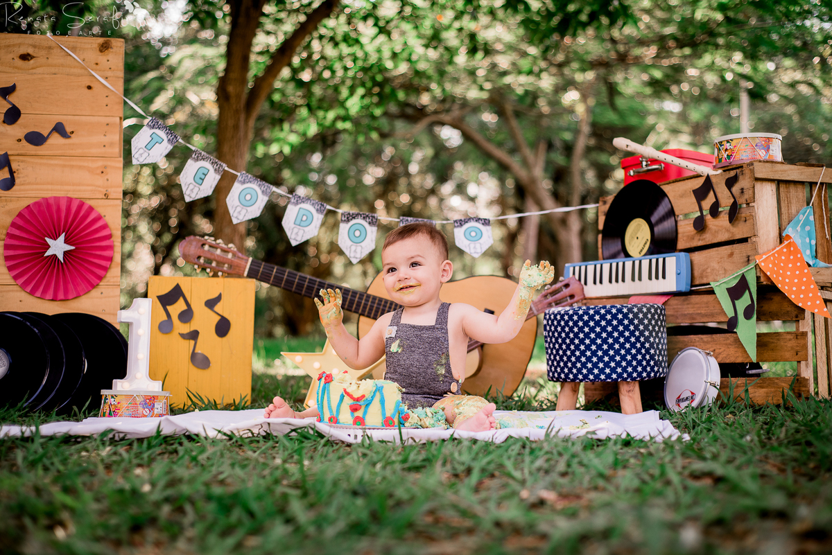 cake smash musical, festa de musica, Renata Serafim, rock and roll, smash the cake, tema de festas, tema musical, festa de rock and roll, fotografa em jau, fotografo infantil, fotografo em bariri, fotografo bauru, dois corregos, musica, smash, leite frald