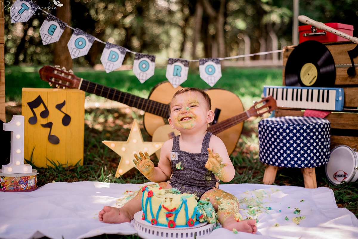 cake smash musical, festa de musica, Renata Serafim, rock and roll, smash the cake, tema de festas, tema musical, festa de rock and roll, fotografa em jau, fotografo infantil, fotografo em bariri, fotografo bauru, dois corregos, musica, smash, leite frald