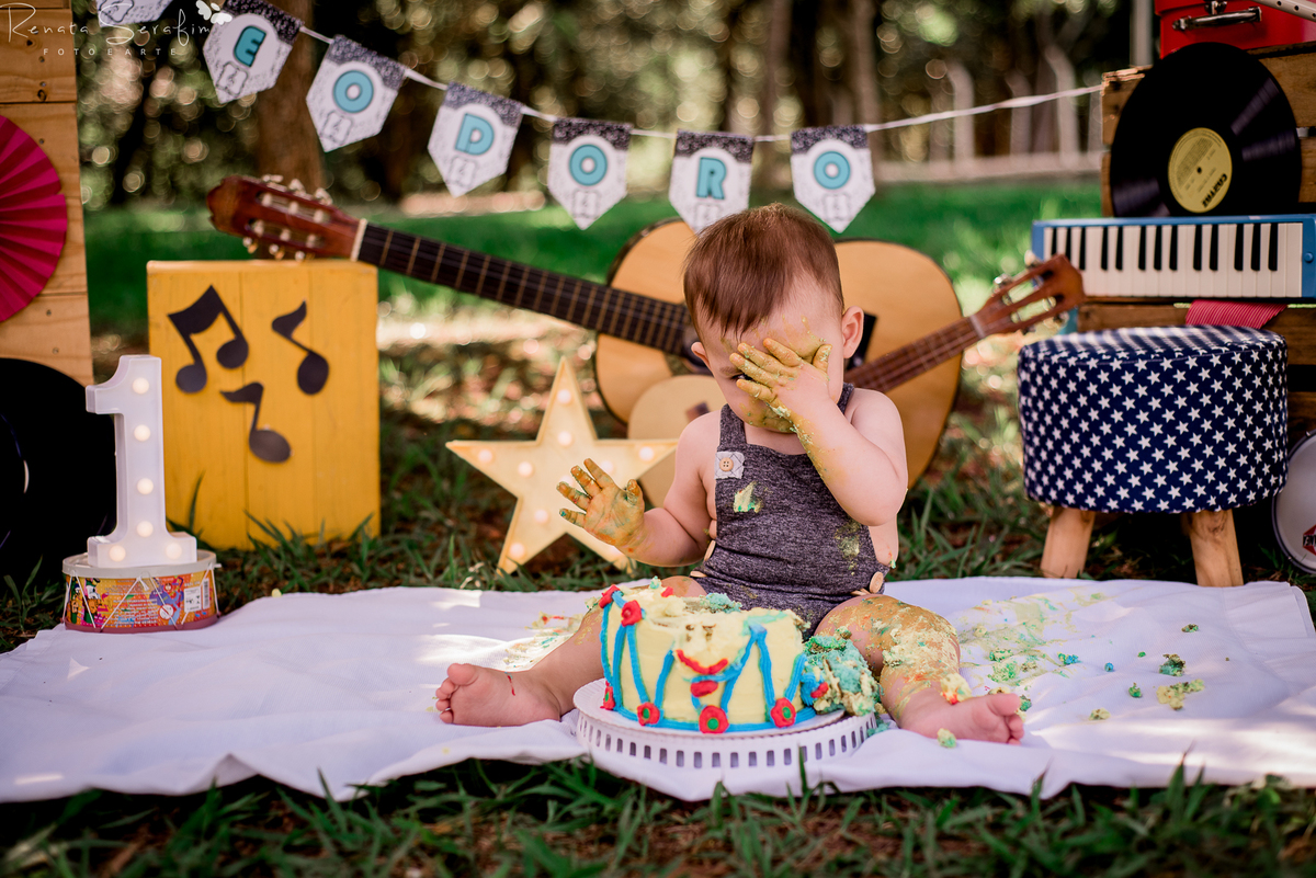 cake smash musical, festa de musica, Renata Serafim, rock and roll, smash the cake, tema de festas, tema musical, festa de rock and roll, fotografa em jau, fotografo infantil, fotografo em bariri, fotografo bauru, dois corregos, musica, smash, leite frald