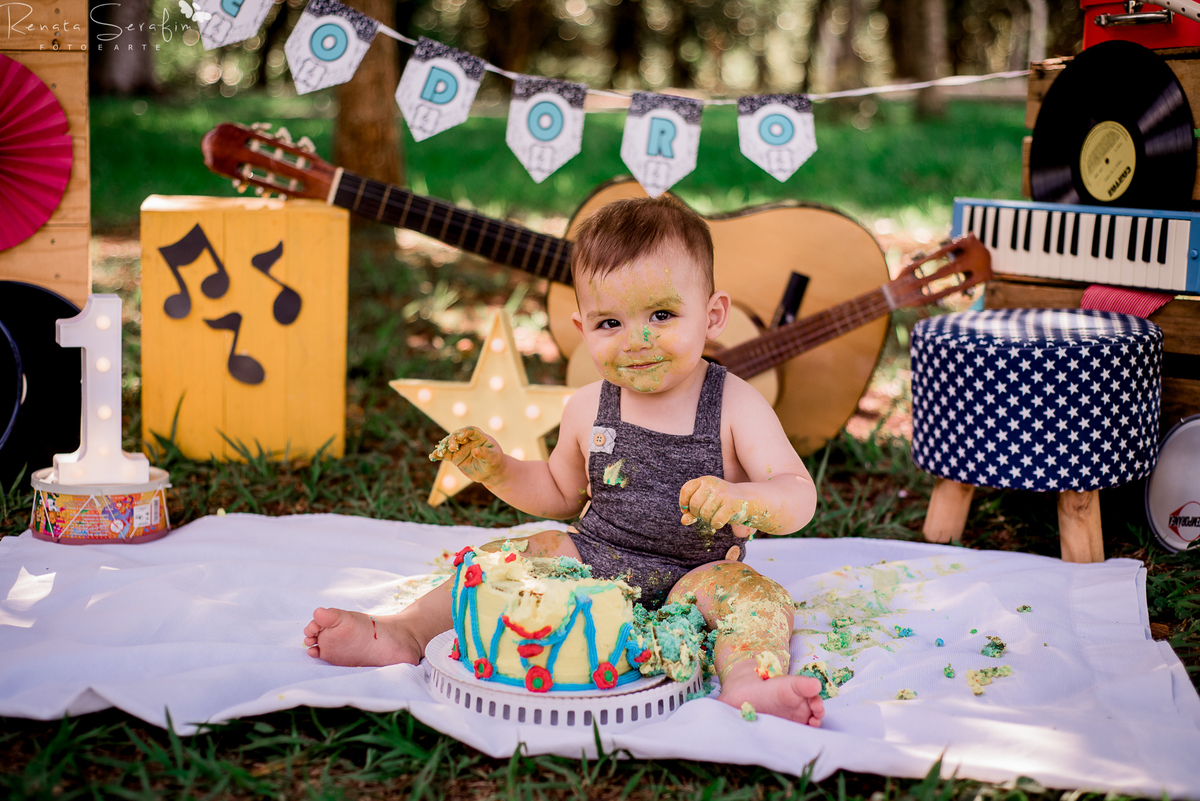 cake smash musical, festa de musica, Renata Serafim, rock and roll, smash the cake, tema de festas, tema musical, festa de rock and roll, fotografa em jau, fotografo infantil, fotografo em bariri, fotografo bauru, dois corregos, musica, smash, leite frald