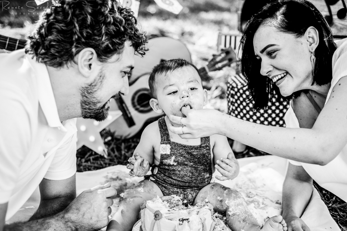 cake smash musical, festa de musica, Renata Serafim, rock and roll, smash the cake, tema de festas, tema musical, festa de rock and roll, fotografa em jau, fotografo infantil, fotografo em bariri, fotografo bauru, dois corregos, musica, smash, leite frald