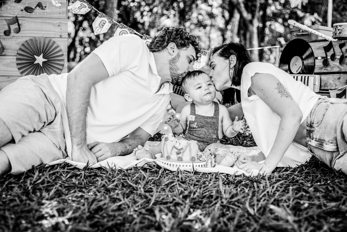 cake smash musical, festa de musica, Renata Serafim, rock and roll, smash the cake, tema de festas, tema musical, festa de rock and roll, fotografa em jau, fotografo infantil, fotografo em bariri, fotografo bauru, dois corregos, musica, smash, leite frald