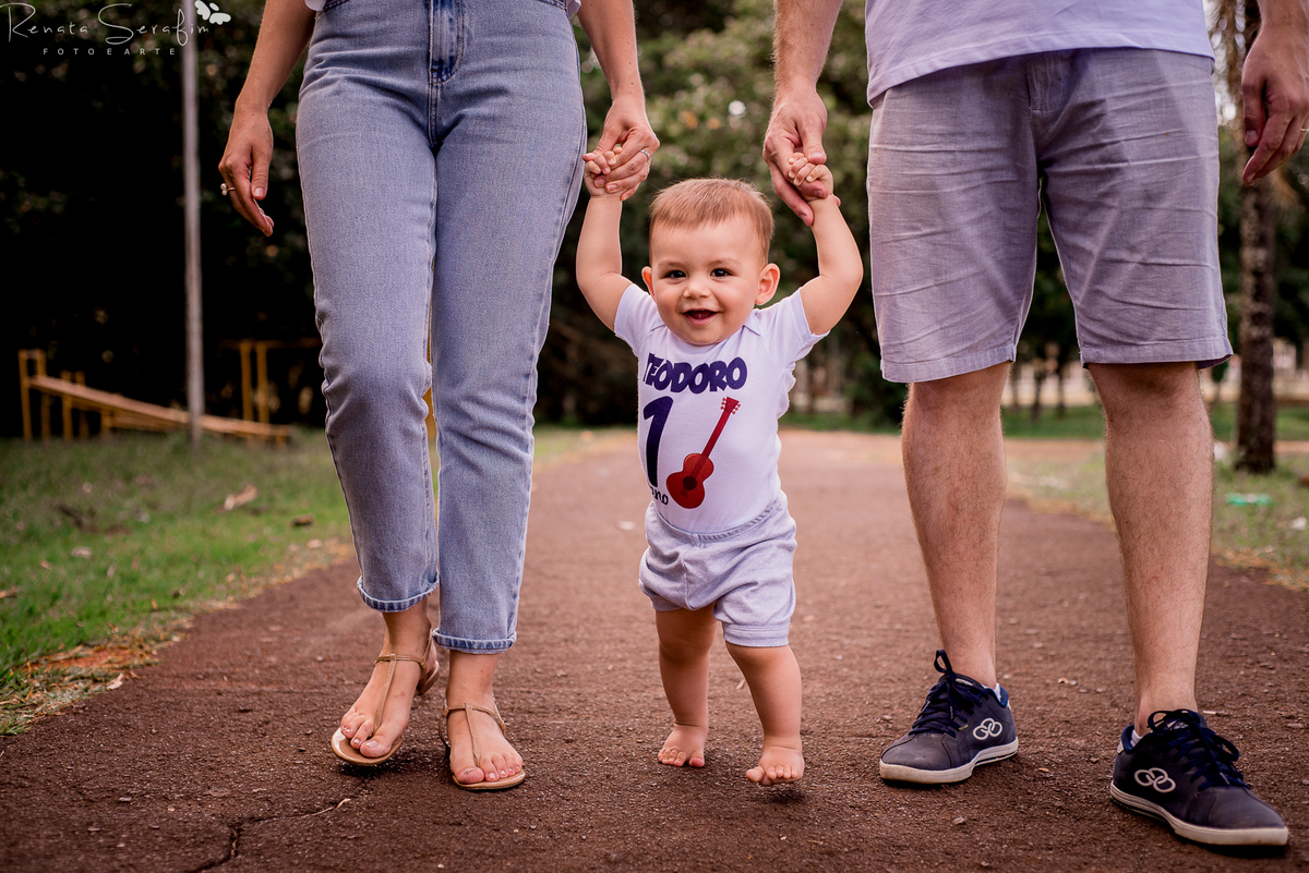 cake smash musical, festa de musica, Renata Serafim, rock and roll, smash the cake, tema de festas, tema musical, festa de rock and roll, fotografa em jau, fotografo infantil, fotografo em bariri, fotografo bauru, dois corregos, musica, smash, leite frald