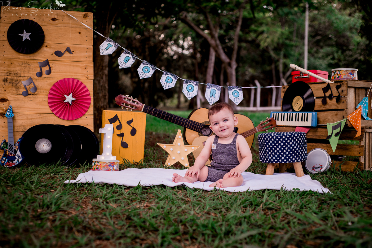 cake smash musical, festa de musica, Renata Serafim, rock and roll, smash the cake, tema de festas, tema musical, festa de rock and roll, fotografa em jau, fotografo infantil, fotografo em bariri, fotografo bauru, dois corregos, musica, smash, leite frald