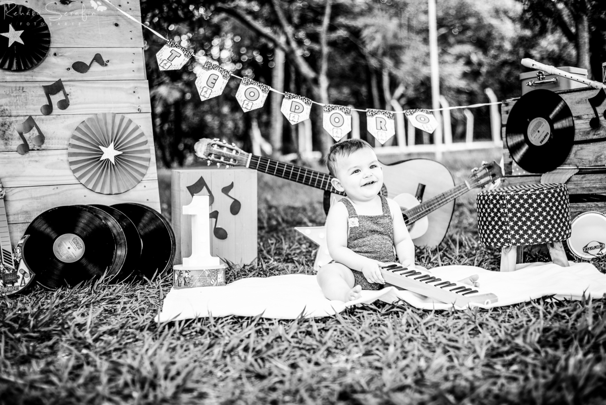 cake smash musical, festa de musica, Renata Serafim, rock and roll, smash the cake, tema de festas, tema musical, festa de rock and roll, fotografa em jau, fotografo infantil, fotografo em bariri, fotografo bauru, dois corregos, musica, smash, leite frald