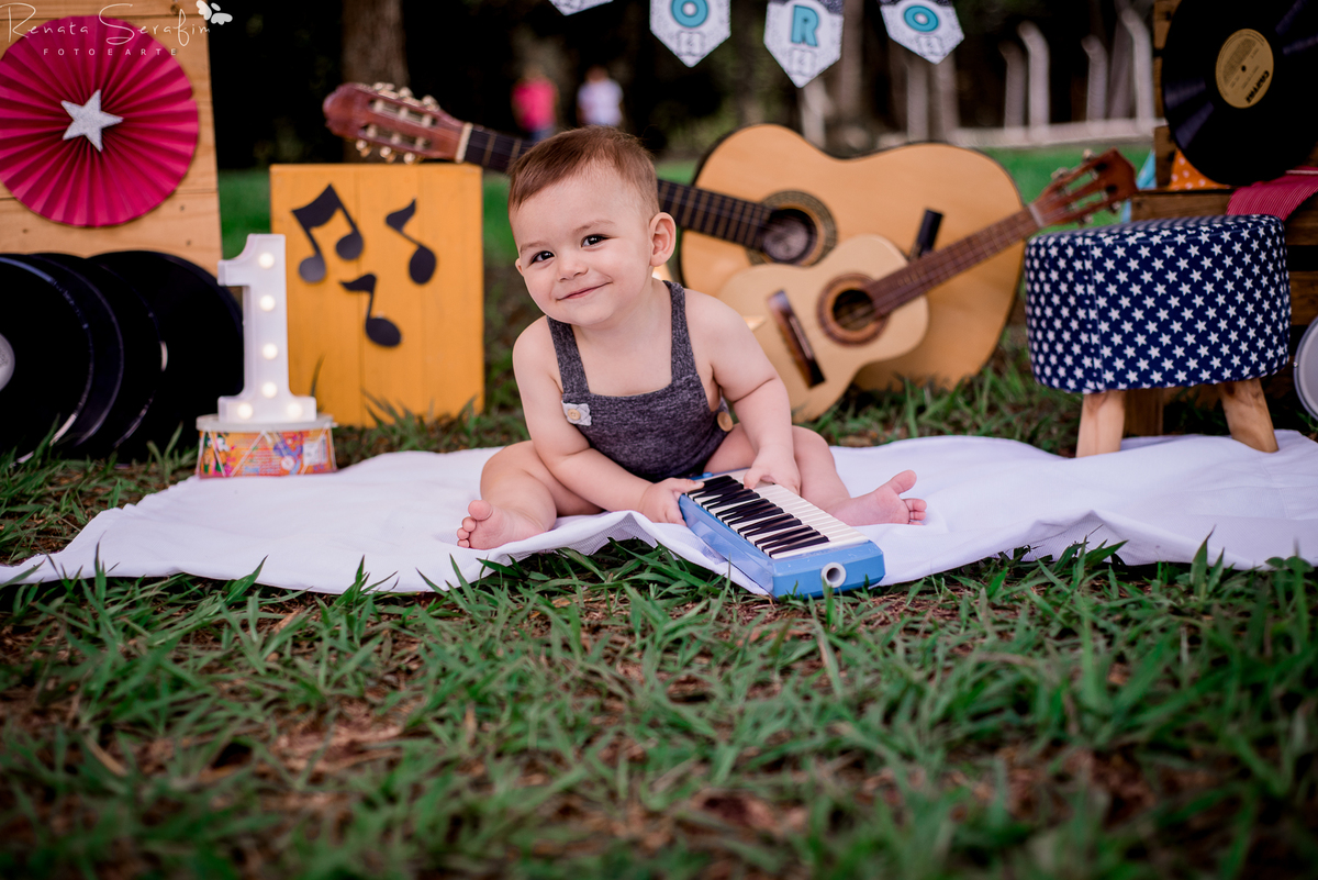 cake smash musical, festa de musica, Renata Serafim, rock and roll, smash the cake, tema de festas, tema musical, festa de rock and roll, fotografa em jau, fotografo infantil, fotografo em bariri, fotografo bauru, dois corregos, musica, smash, leite frald