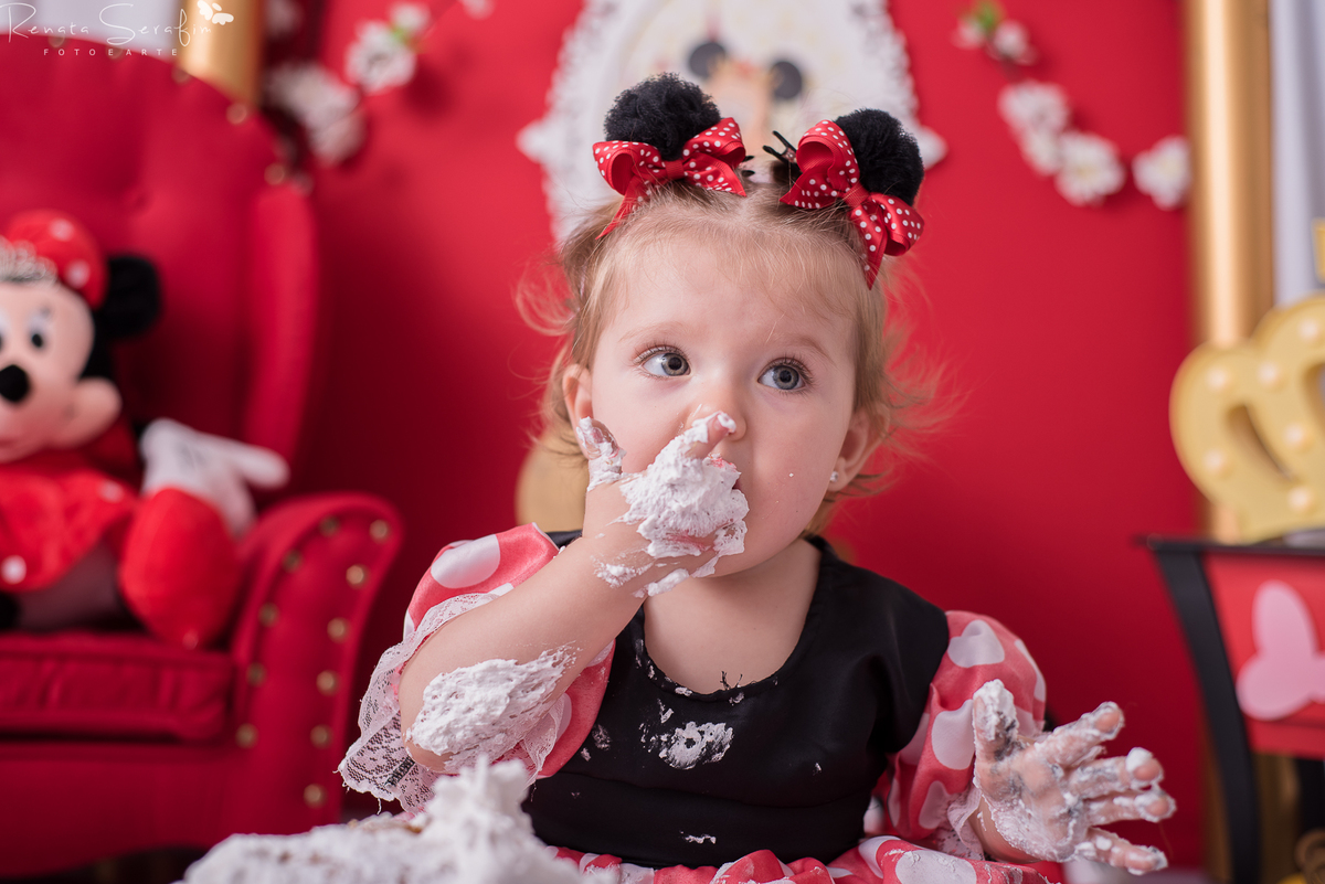 book infantil, cake smash minnie, cenario para fotos, festa da minnie, festa de menina, festa realeza, fotografo em jau, inpirações, mae de menina, meleca no bolo, minnie rosa, realeza, renata serafim, salao de festas em jau, sessão infantil, smash cake