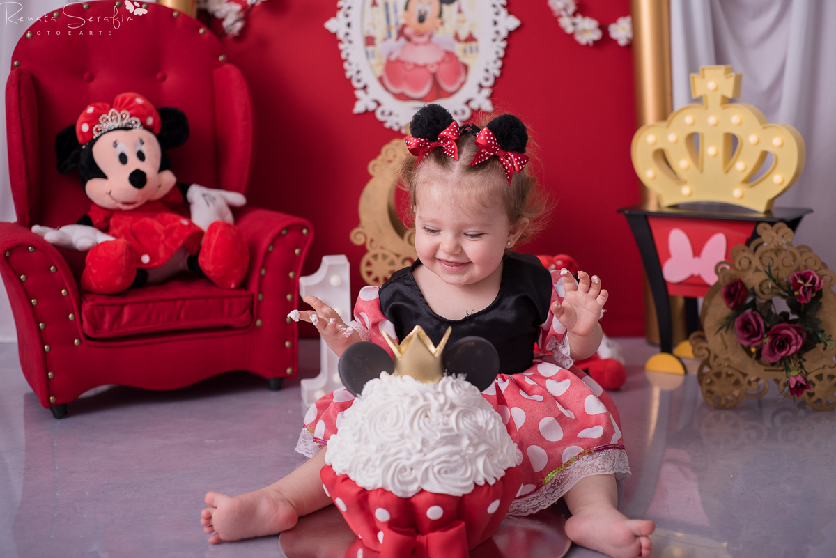 book infantil, cake smash minnie, cenario para fotos, festa da minnie, festa de menina, festa realeza, fotografo em jau, inpirações, mae de menina, meleca no bolo, minnie rosa, realeza, renata serafim, salao de festas em jau, sessão infantil, smash cake