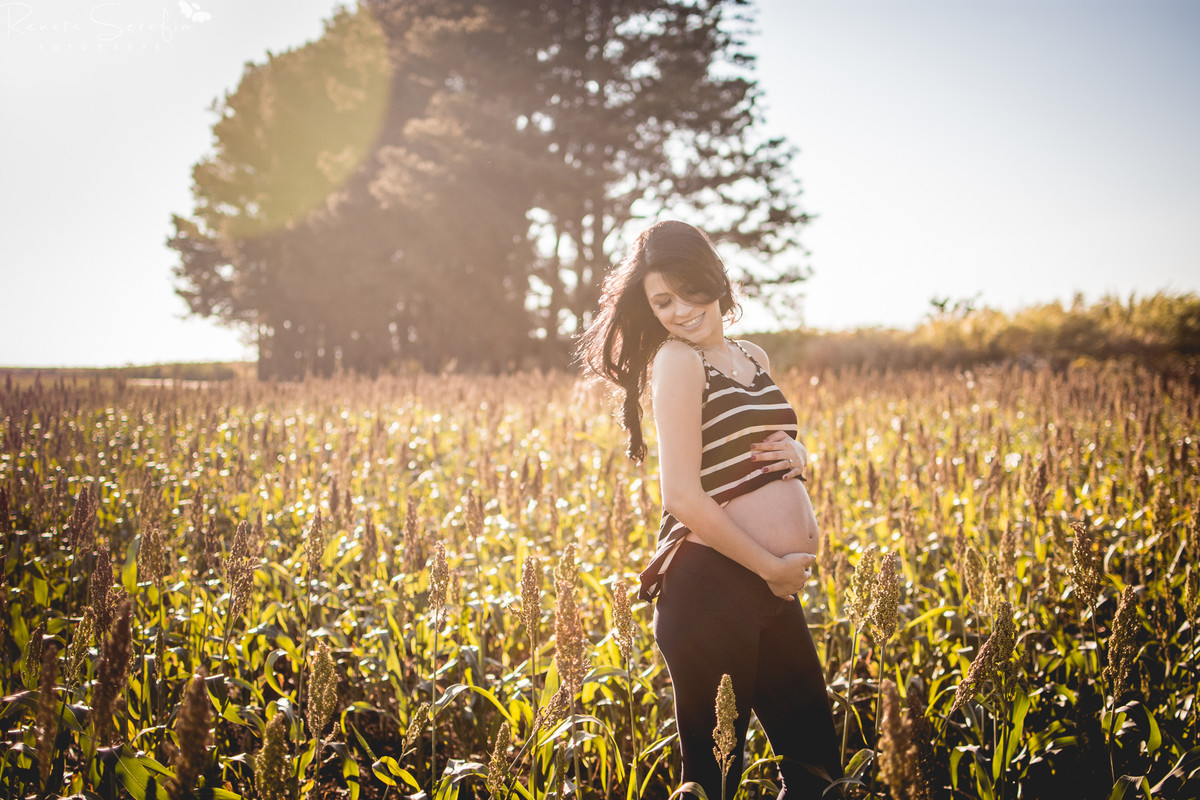 caminha numa linda estradinha abraçados com a mão no barrigão, o casal defruta dos bons momentos registrados pela fotógrafa de gestante Jaú Renata Serafim numa bela tarde