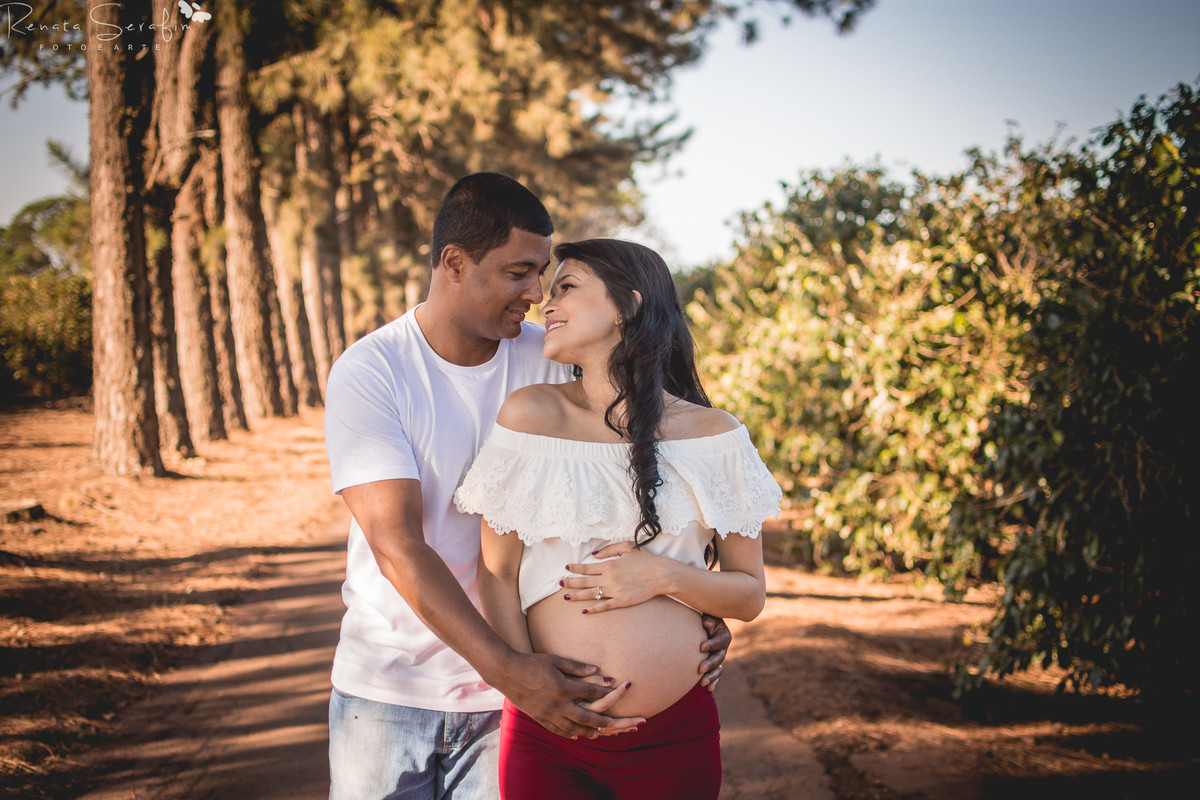 caminha numa linda estradinha abraçados com a mão no barrigão, o casal defruta dos bons momentos registrados pela fotógrafa de gestante Jaú Renata Serafim numa bela tarde