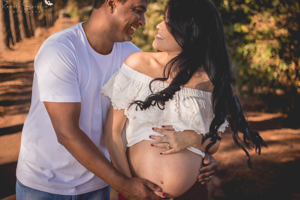 caminha numa linda estradinha abraçados com a mão no barrigão, o casal defruta dos bons momentos registrados pela fotógrafa de gestante Jaú Renata Serafim numa bela tarde