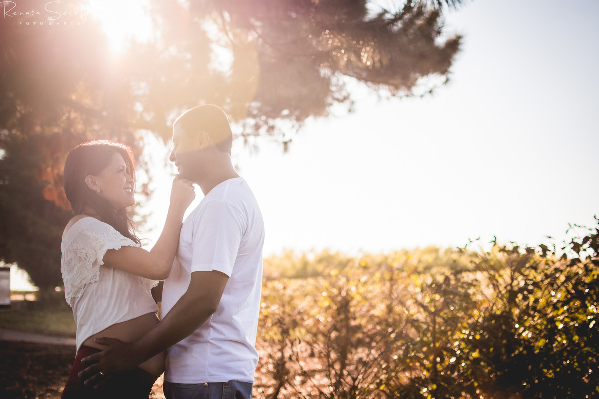 caminha numa linda estradinha abraçados com a mão no barrigão, o casal defruta dos bons momentos registrados pela fotógrafa de gestante Jaú Renata Serafim numa bela tarde