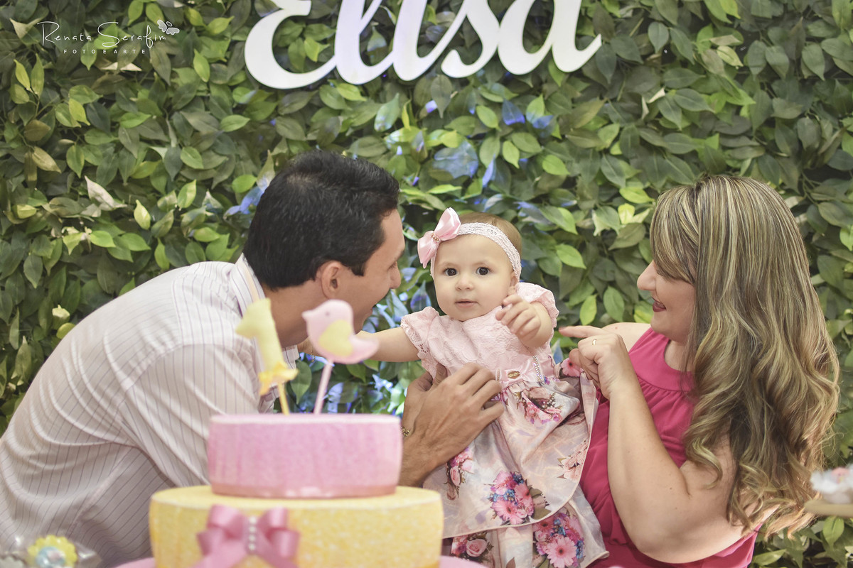 papais brincando com seu filho