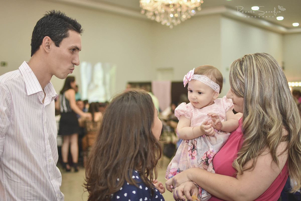 elisa cumprimentava seus convidados