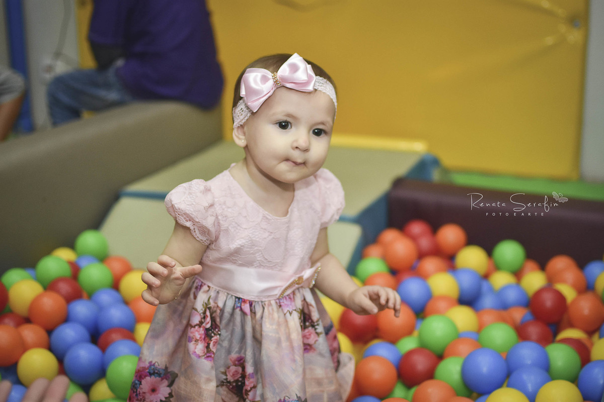 elisa brincou nas bolinhas em seu aniversario