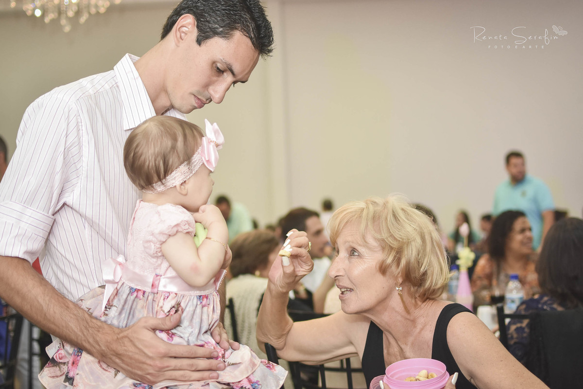 vovó fazia aviãozinho para elisa durante sua festa de 1 aninho