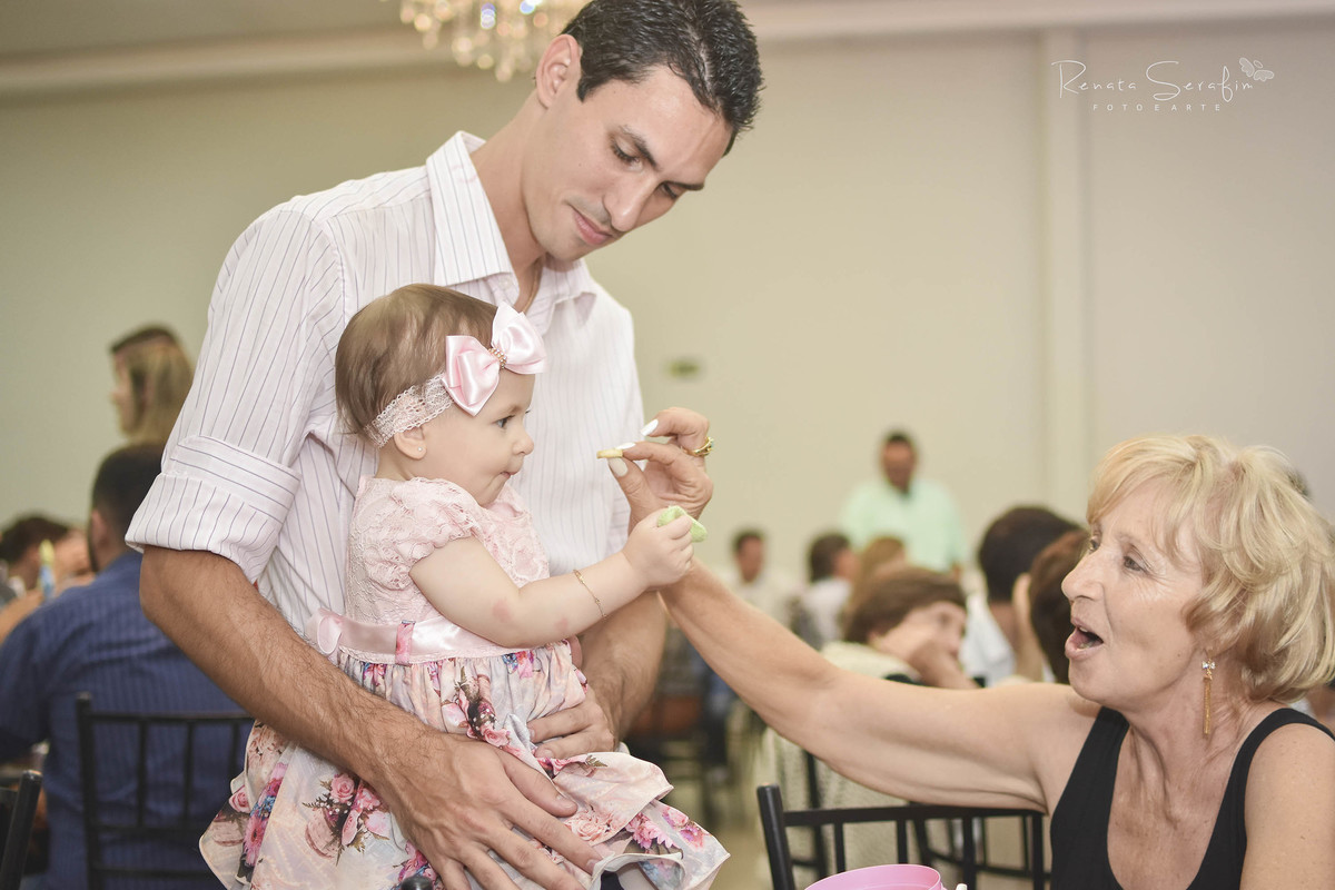 elisa se divertiu com a vovó brincando na sua festa com o tema de passarinhos