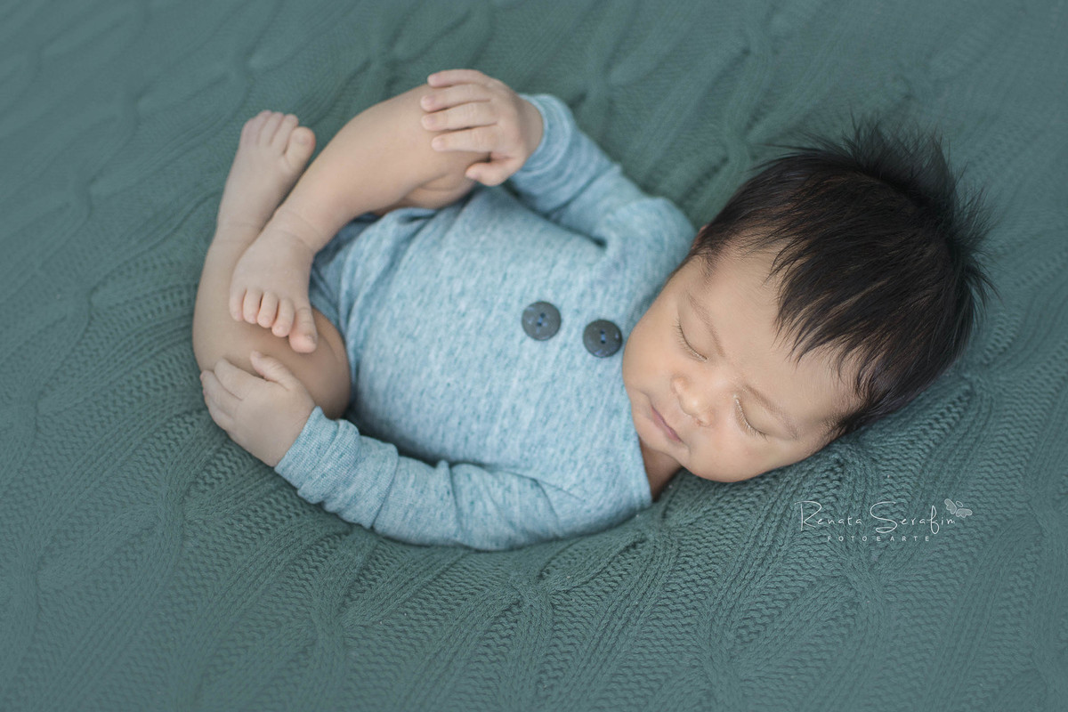 gabriel com muito sono em ensaio newborn em jau