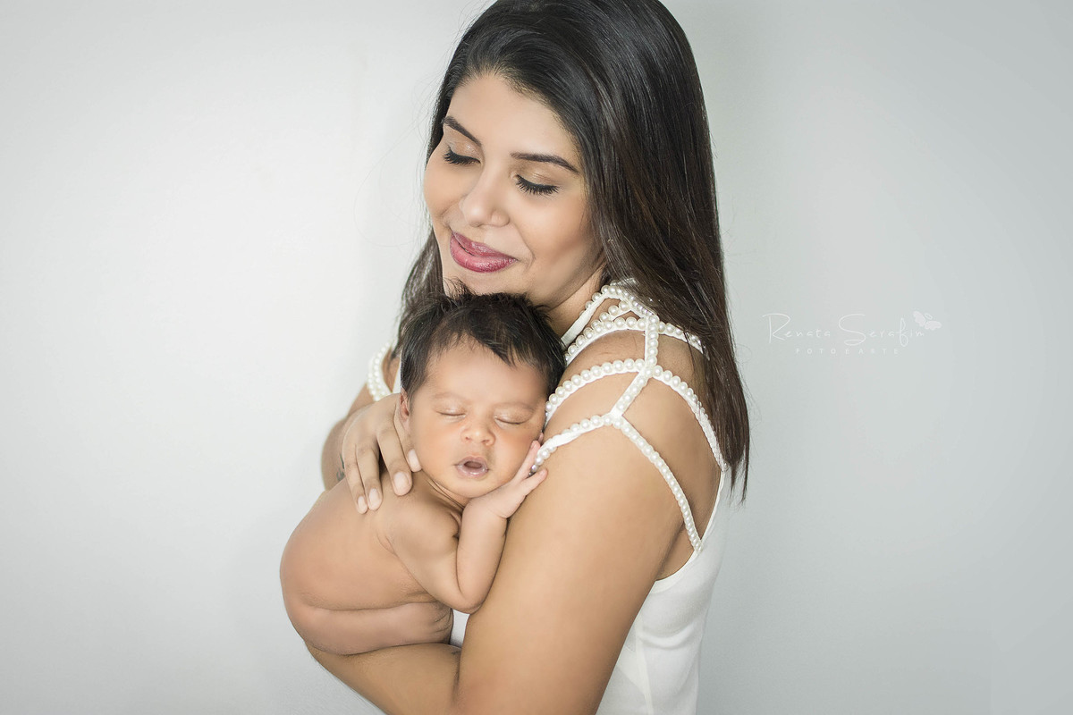 ma~e abraçada com seu filho em ensaio fotografico