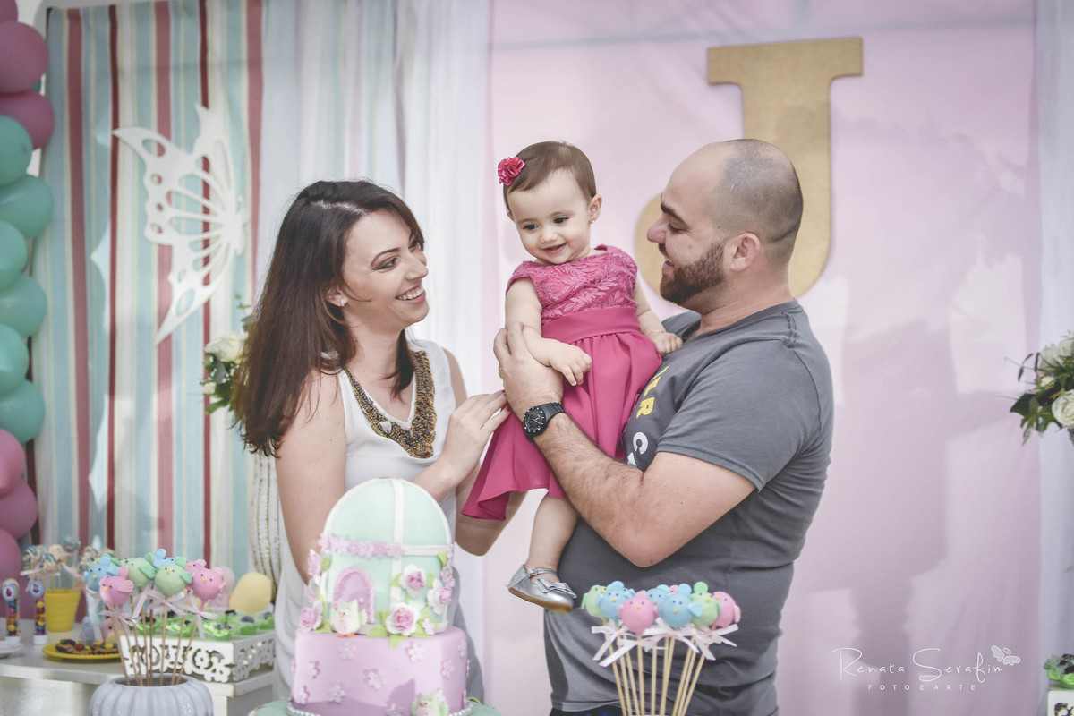 padrinhos brincando com a julia em seu primeiro aninho