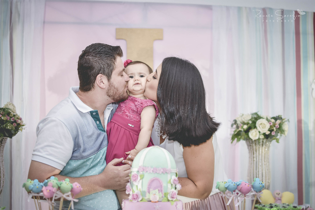 um beijo na júlia em seu primeiro aniversário no salão castelos dos sonhos