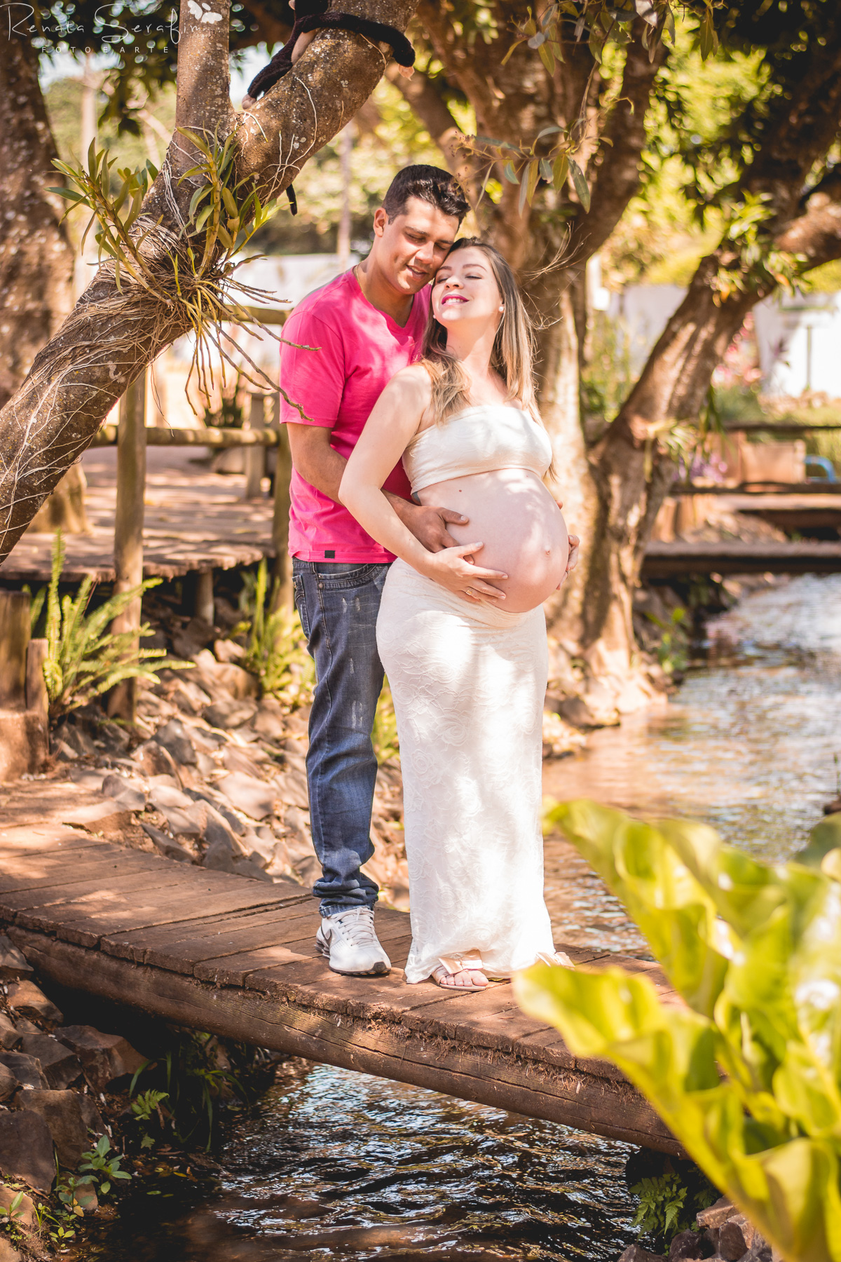casal em um lindo abraço em book gestante na cidade de jau