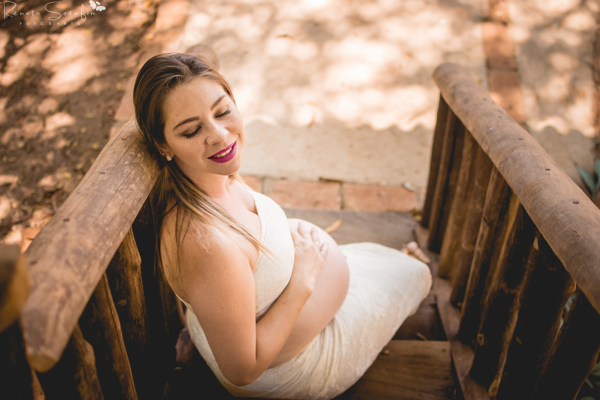 Beatriz descansando em uma linda foto de gestante
