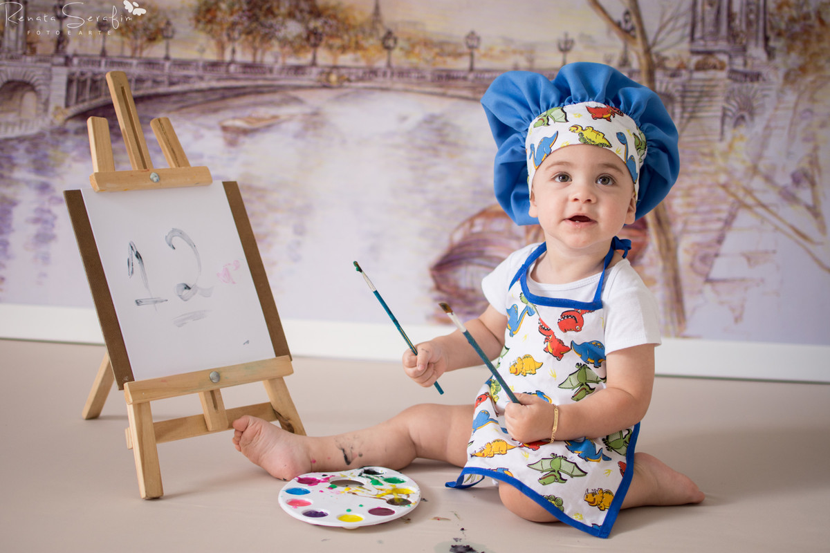 Joao Miguel brincando com tinta comestível