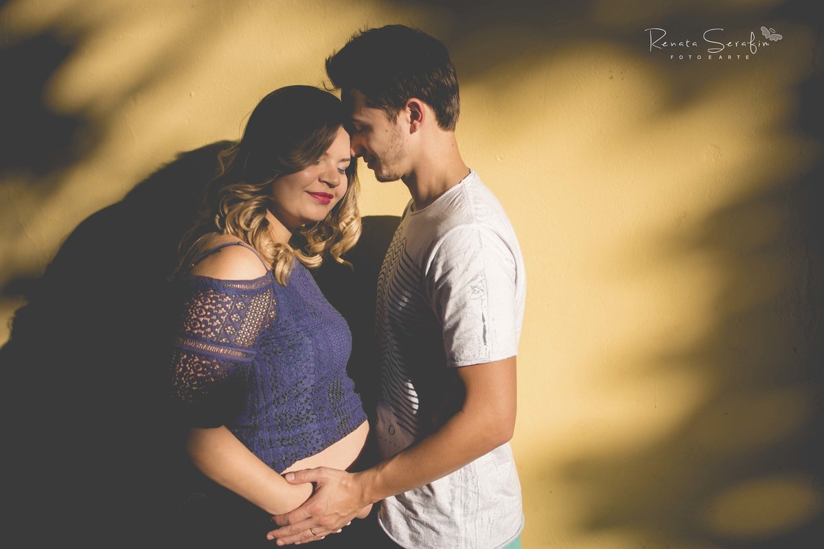 caminha numa linda estradinha abraçados com a mão no barrigão, o casal defruta dos bons momentos registrados pela fotógrafa de gestante Jaú Renata Serafim numa bela tarde