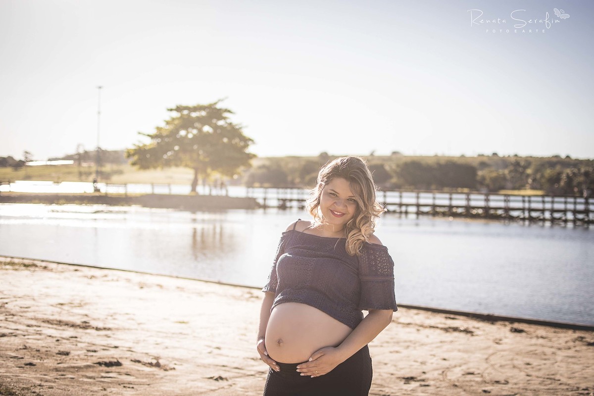 caminha numa linda estradinha abraçados com a mão no barrigão, o casal defruta dos bons momentos registrados pela fotógrafa de gestante Jaú Renata Serafim numa bela tarde