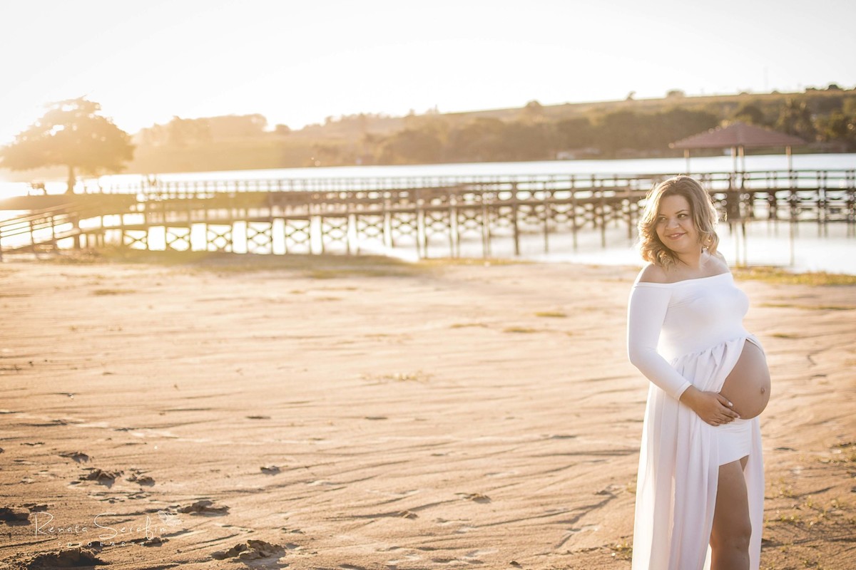 caminha numa linda estradinha abraçados com a mão no barrigão, o casal defruta dos bons momentos registrados pela fotógrafa de gestante Jaú Renata Serafim numa bela tarde