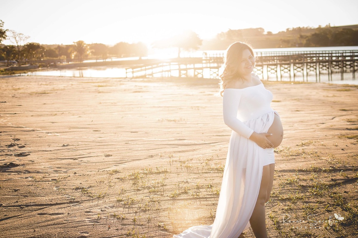 caminha numa linda estradinha abraçados com a mão no barrigão, o casal defruta dos bons momentos registrados pela fotógrafa de gestante Jaú Renata Serafim numa bela tarde