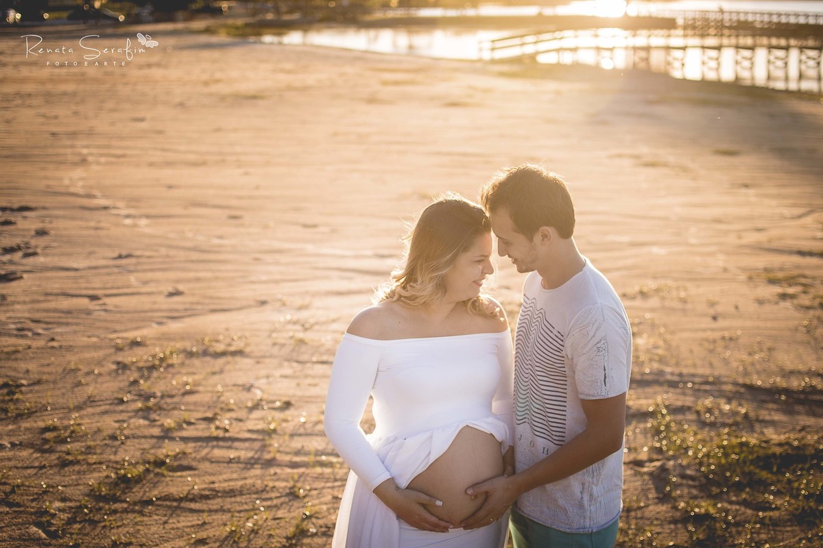 caminha numa linda estradinha abraçados com a mão no barrigão, o casal defruta dos bons momentos registrados pela fotógrafa de gestante Jaú Renata Serafim numa bela tarde