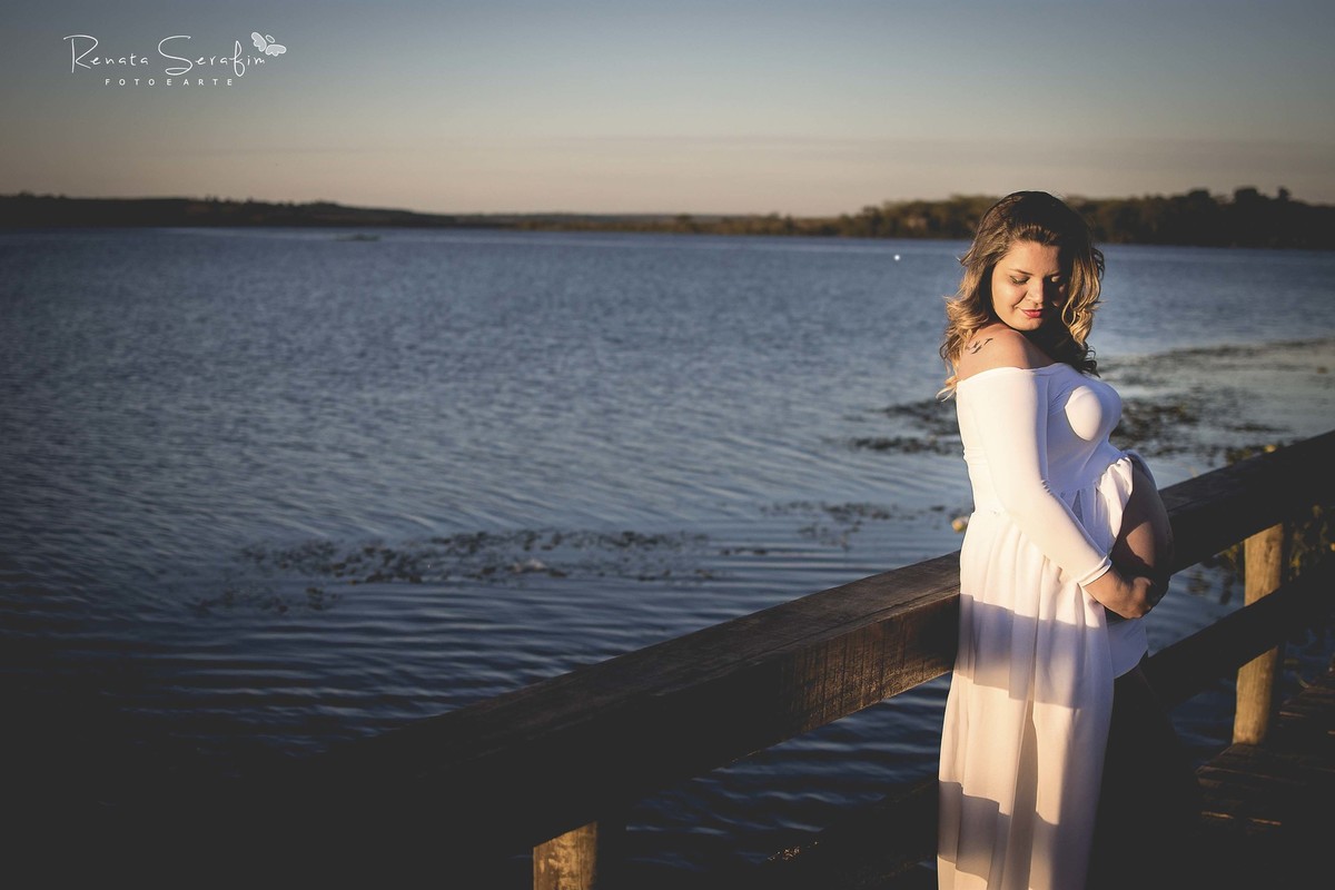 caminha numa linda estradinha abraçados com a mão no barrigão, o casal defruta dos bons momentos registrados pela fotógrafa de gestante Jaú Renata Serafim numa bela tarde