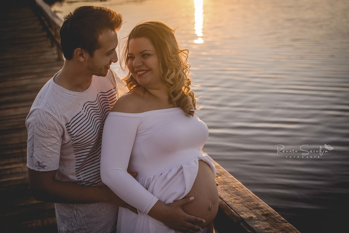 caminha numa linda estradinha abraçados com a mão no barrigão, o casal defruta dos bons momentos registrados pela fotógrafa de gestante Jaú Renata Serafim numa bela tarde