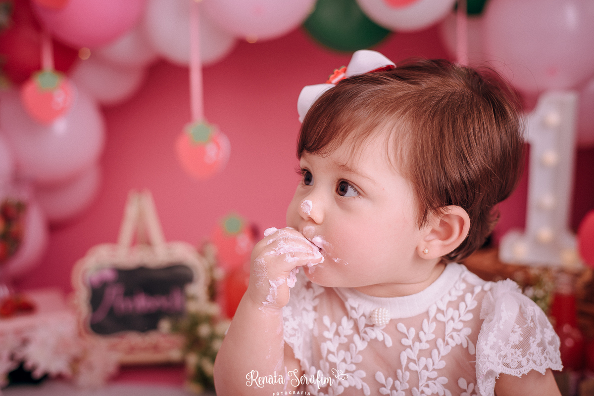 Smash the cake morango, smash the cake vintage, sessão de fotos com bolo, estudio fotografico jau, smash the cake jau e região, fotografia em estudio, estudio infantil jau e região 