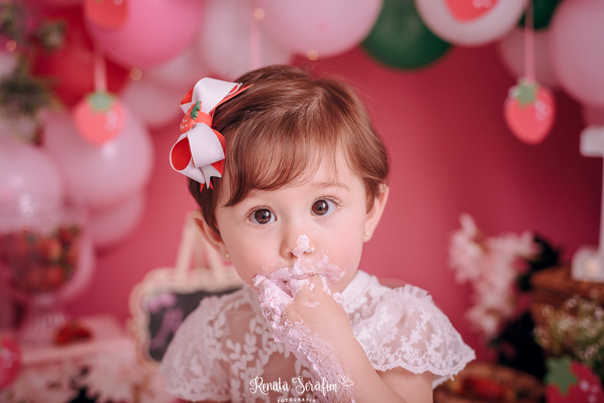 Smash the cake morango, smash the cake vintage, sessão de fotos com bolo, estudio fotografico jau, smash the cake jau e região, fotografia em estudio, estudio infantil jau e região 
