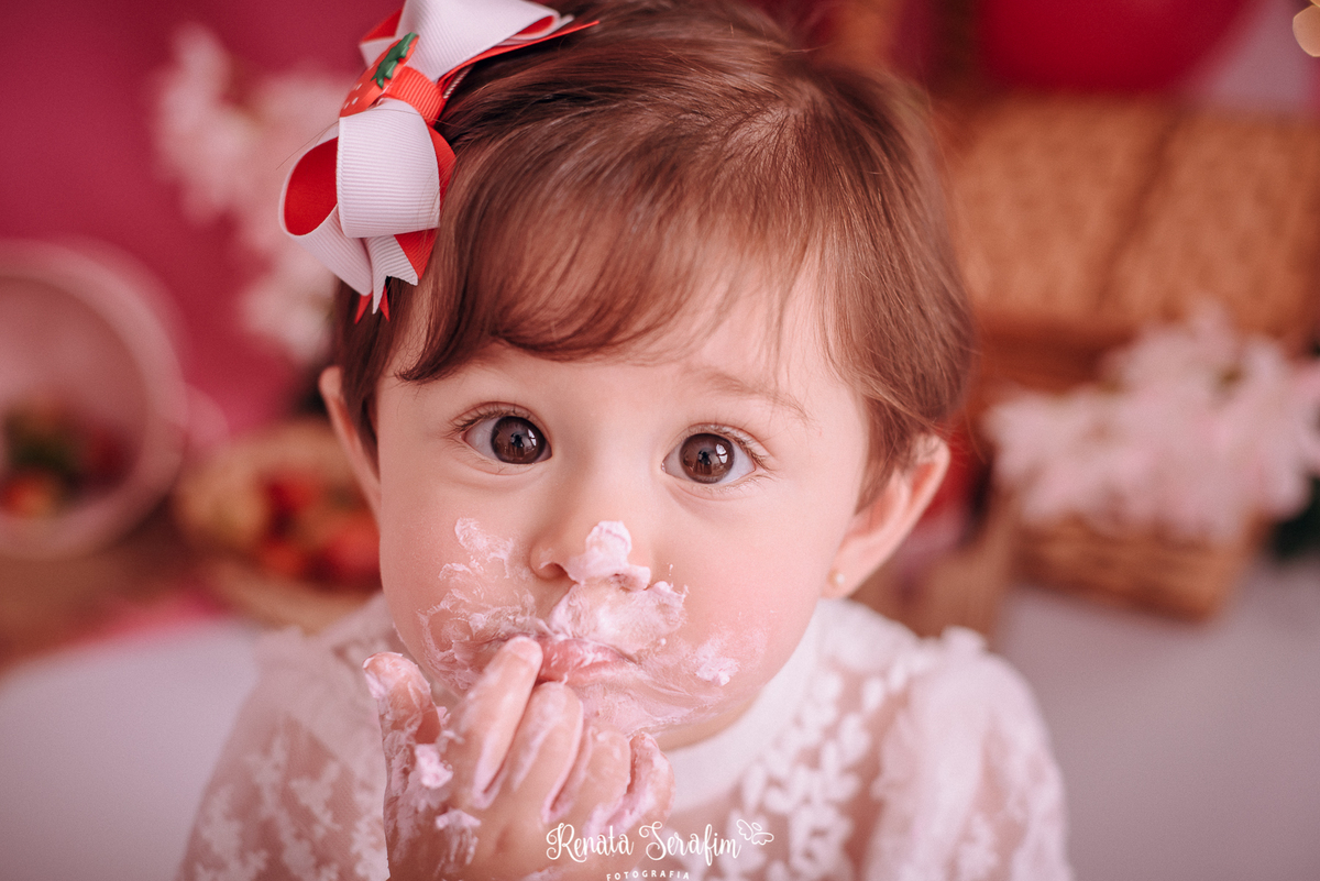 Smash the cake morango, smash the cake vintage, sessão de fotos com bolo, estudio fotografico jau, smash the cake jau e região, fotografia em estudio, estudio infantil jau e região 