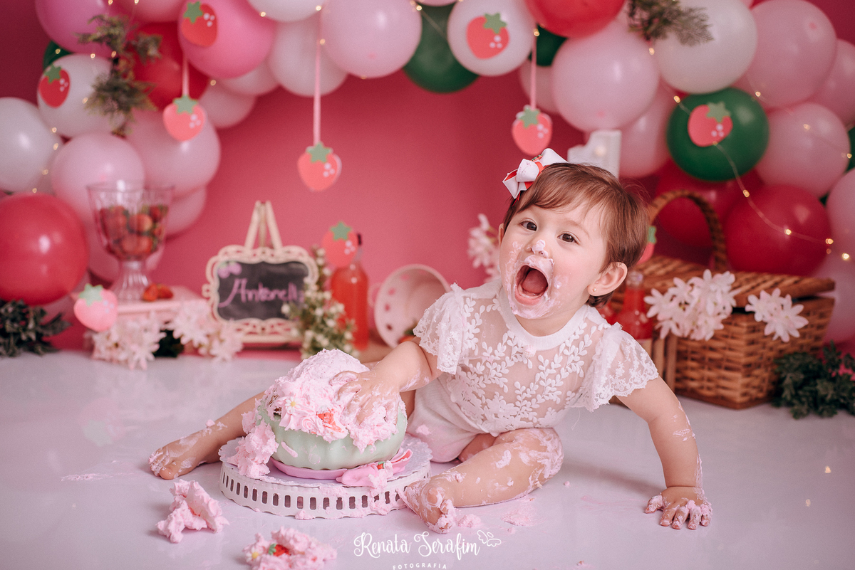 Smash the cake morango, smash the cake vintage, sessão de fotos com bolo, estudio fotografico jau, smash the cake jau e região, fotografia em estudio, estudio infantil jau e região 