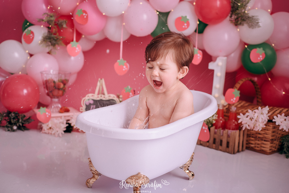 Smash the cake morango, smash the cake vintage, sessão de fotos com bolo, estudio fotografico jau, smash the cake jau e região, fotografia em estudio, estudio infantil jau e região 