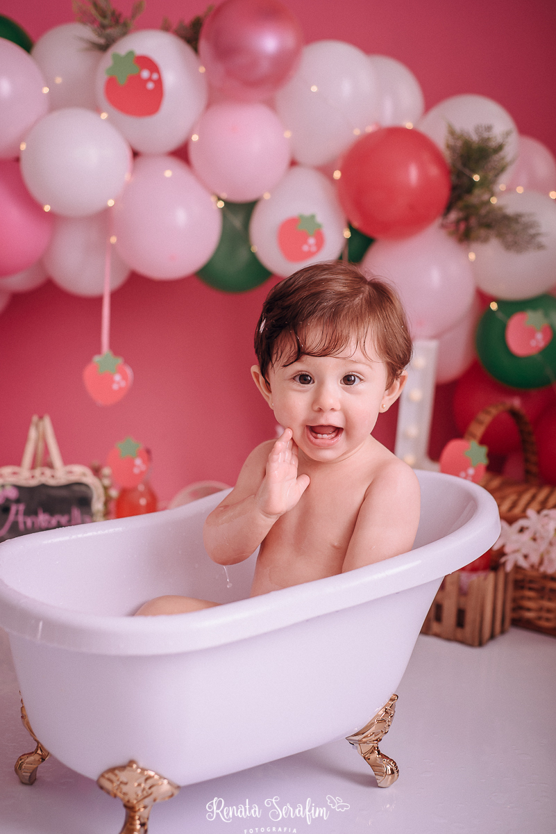 Smash the cake morango, smash the cake vintage, sessão de fotos com bolo, estudio fotografico jau, smash the cake jau e região, fotografia em estudio, estudio infantil jau e região 
