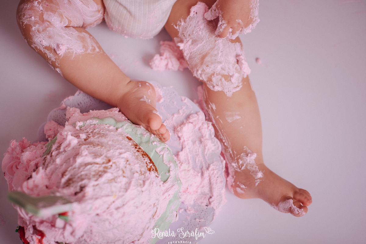 Smash the cake morango, smash the cake vintage, sessão de fotos com bolo, estudio fotografico jau, smash the cake jau e região, fotografia em estudio, estudio infantil jau e região 