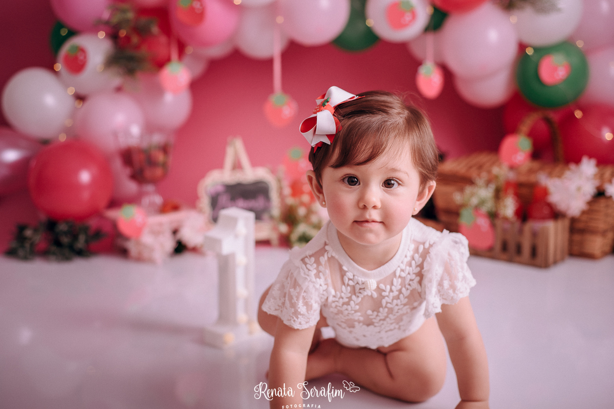 Smash the cake morango, smash the cake vintage, sessão de fotos com bolo, estudio fotografico jau, smash the cake jau e região, fotografia em estudio, estudio infantil jau e região 