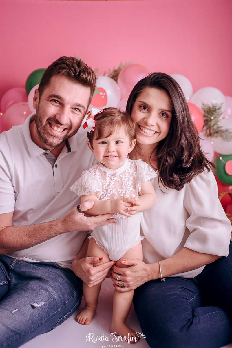Smash the cake morango, smash the cake vintage, sessão de fotos com bolo, estudio fotografico jau, smash the cake jau e região, fotografia em estudio, estudio infantil jau e região 