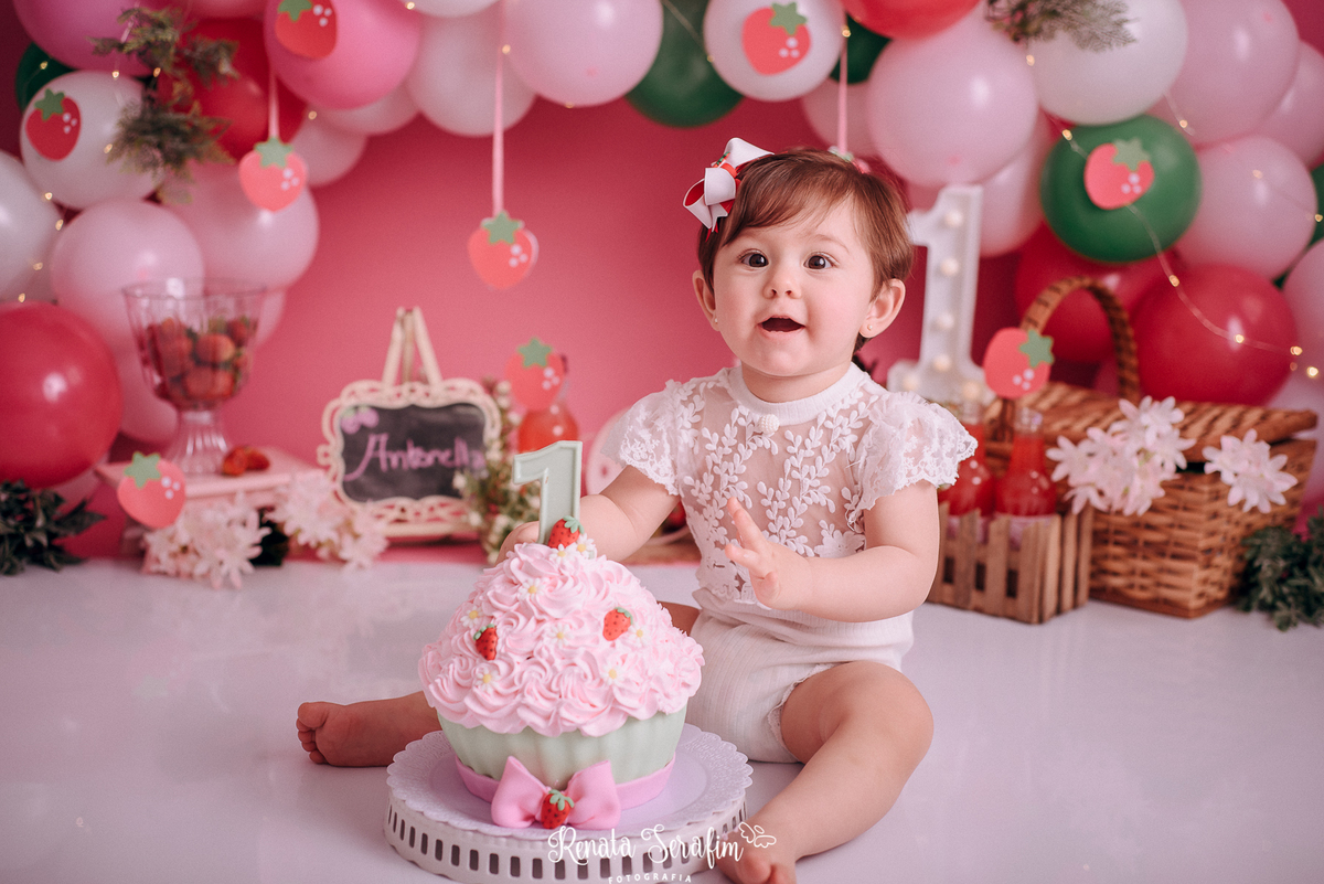 Smash the cake morango, smash the cake vintage, sessão de fotos com bolo, estudio fotografico jau, smash the cake jau e região, fotografia em estudio, estudio infantil jau e região 