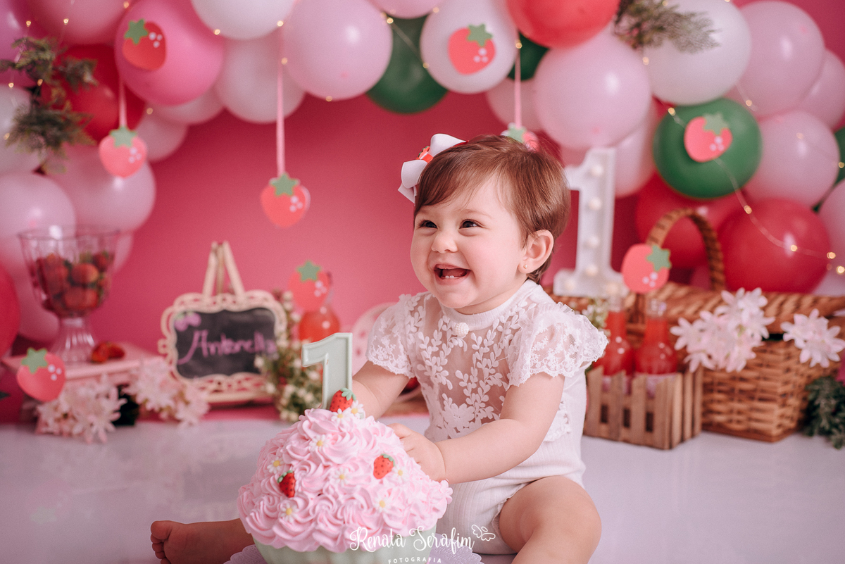 Smash the cake morango, smash the cake vintage, sessão de fotos com bolo, estudio fotografico jau, smash the cake jau e região, fotografia em estudio, estudio infantil jau e região 