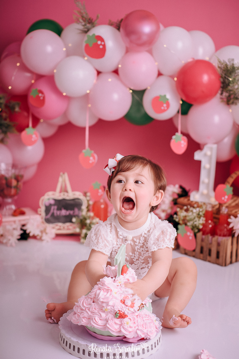 Smash the cake morango, smash the cake vintage, sessão de fotos com bolo, estudio fotografico jau, smash the cake jau e região, fotografia em estudio, estudio infantil jau e região 