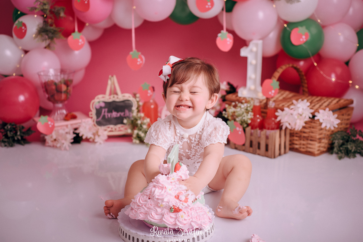 Smash the cake morango, smash the cake vintage, sessão de fotos com bolo, estudio fotografico jau, smash the cake jau e região, fotografia em estudio, estudio infantil jau e região 