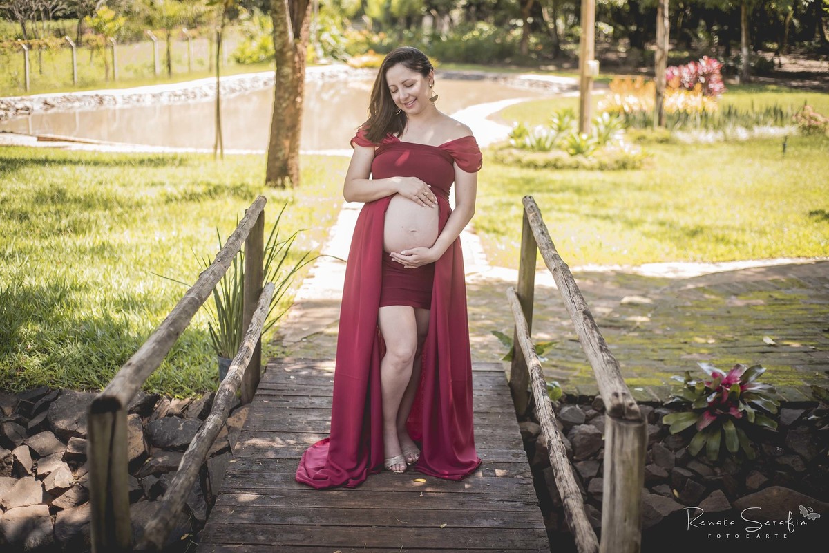 a linda mamãe deslumbrante em seu ensaio fotográfico de gestante